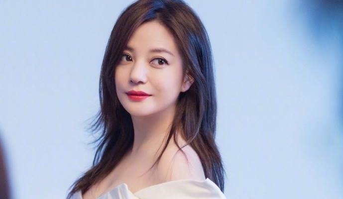 Vo chong Trieu Vy gian doi, bi cam cua tren thi truong chung khoan hinh anh