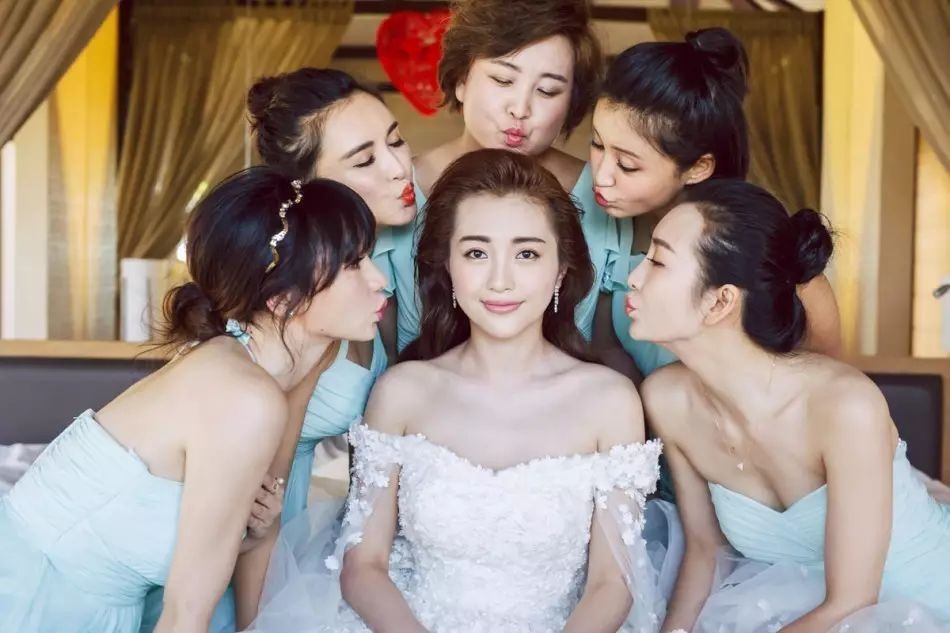 Giai nhan noi tieng lu mo co dau trong le cuoi anh 12