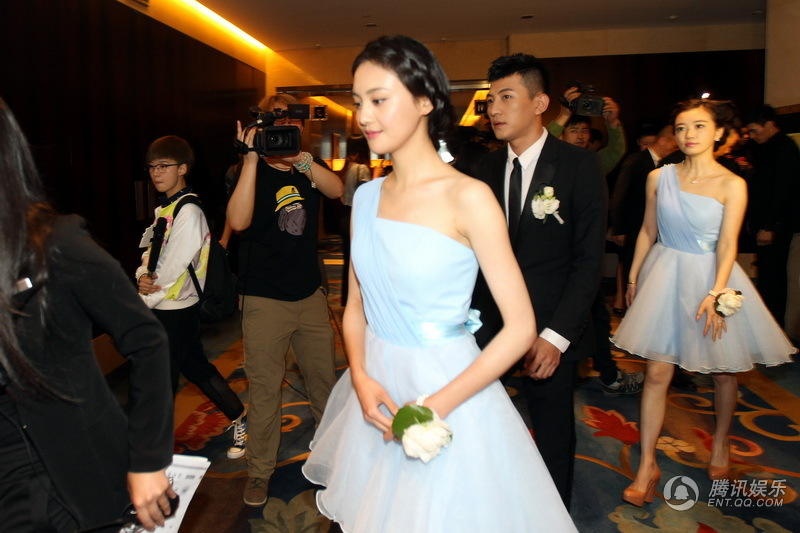 Giai nhan noi tieng lu mo co dau trong le cuoi anh 17