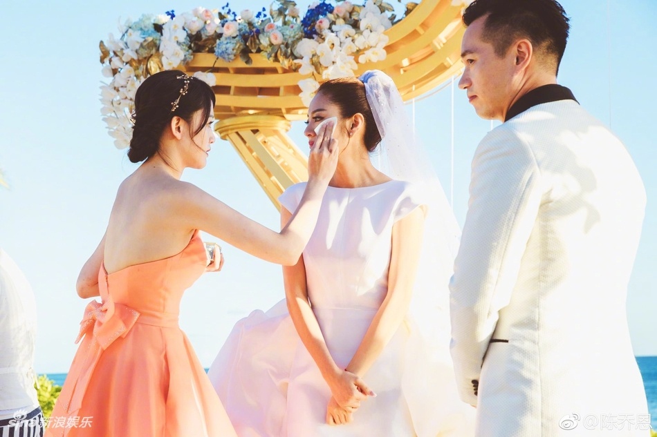 Giai nhan noi tieng lu mo co dau trong le cuoi anh 14