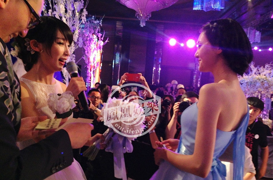 Giai nhan noi tieng lu mo co dau trong le cuoi anh 16