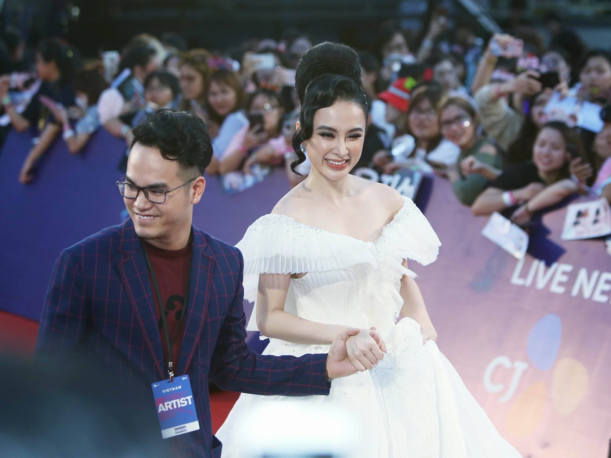 Angela Phuong Trinh, Diem My 9X goi cam tren tham do MAMA 2017 hinh anh