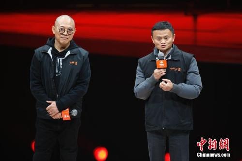 Jack Ma cung Ly Lien Kiet mua vo giao luu tren san khau hinh anh