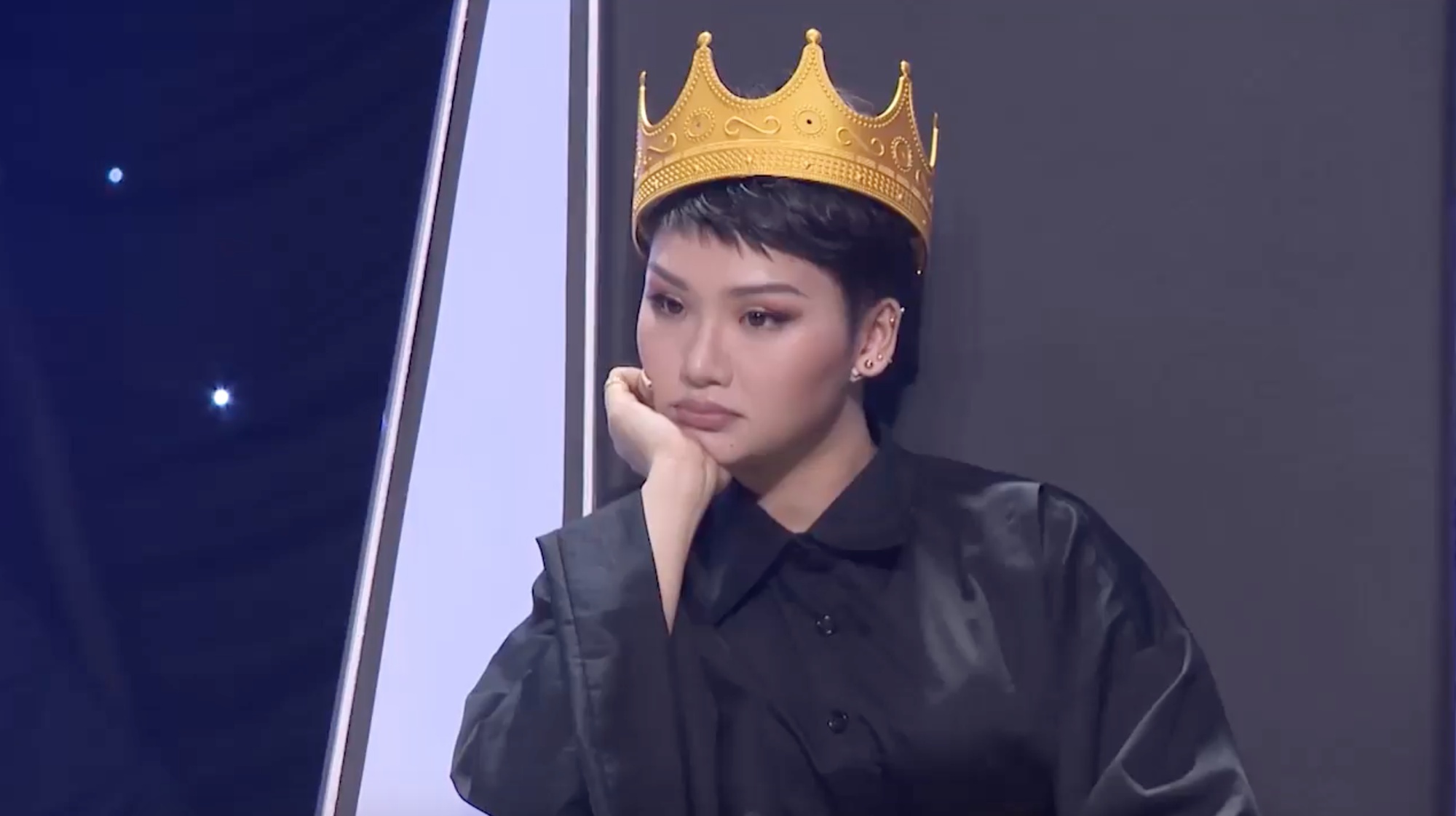 Doi vuong mien len san khau, Miu Le bi che hat yeu ot va hoi hot hinh anh