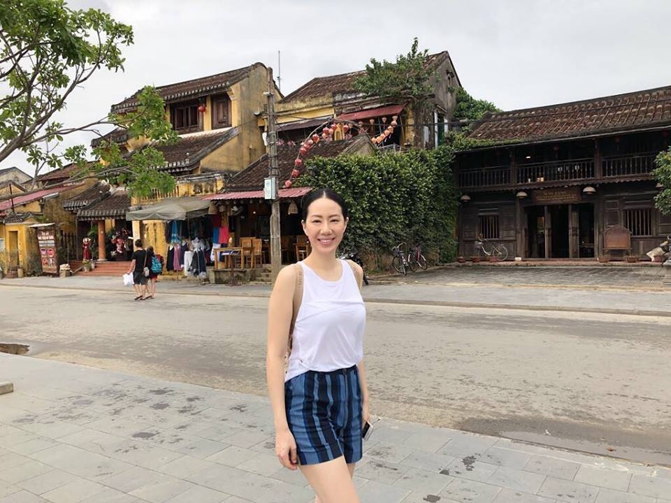 Clip vo chong Chan Tu Dan du ngoan duong pho Hoi An hinh anh