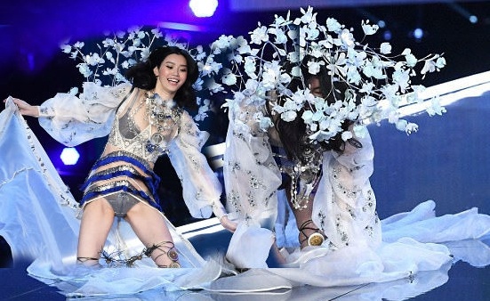 Kho khan cho sieu mau Trung Quoc nga o show Victoria's Secret hinh anh