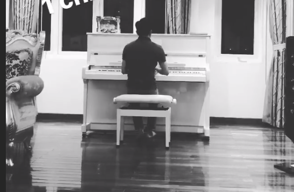 Clip Cuong Do La choi dan piano hinh anh
