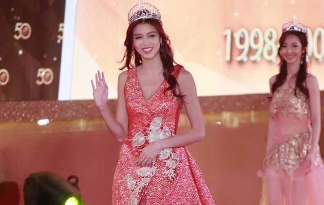 Hoa hau Hong Kong bi che rang ho, dang tho dep hon sau dang quang hinh anh