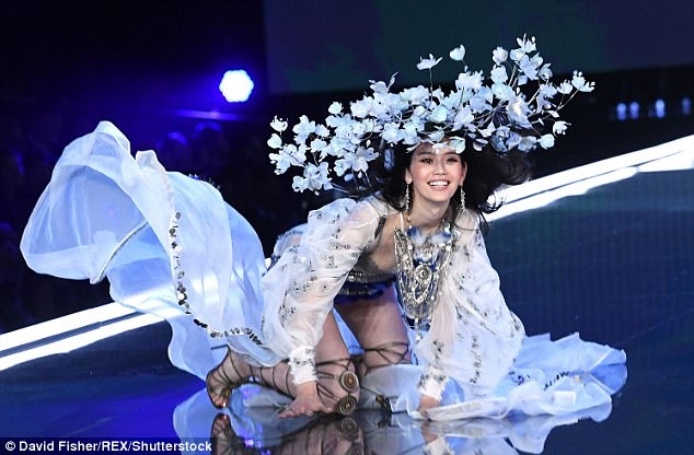 Clip He Mong Dao (Ming Xi) nga trong show Victoria's Secret hinh anh