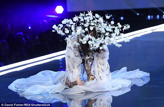 Hề Mộng Dao ngã show Victoria's Secret ảnh 2 He Mong Dao nga show Victoria's Secret anh 2