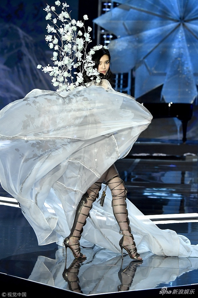 Hề Mộng Dao ngã show Victoria's Secret ảnh 4 He Mong Dao nga show Victoria's Secret anh 4