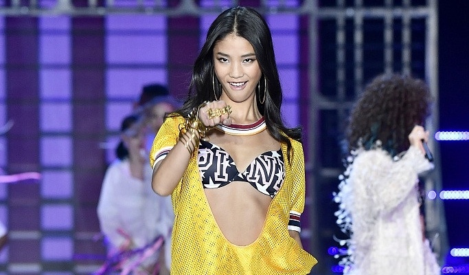 Nguoi mau Trung Quoc catwalk 'nhu di cho' tai show Victoria's Secret hinh anh
