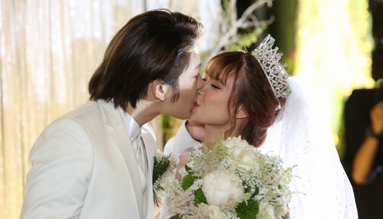 Kelvin Khanh hon say dam Khoi My trong le cuoi hinh anh