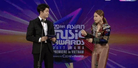 Clip Chi Pu bi khan gia phan doi hat live tai MAMA 2017 hinh anh