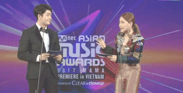 Khan gia la o khi Chi Pu hat live o MAMA: Hanh dong khong dep? hinh anh