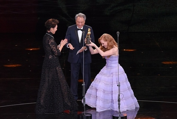 Sao nu 14 tuoi bat ngo chien thang tai le trao gia anh 2