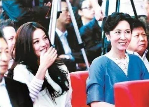 Nguoi dan ba giup Trieu Vy nam quyen thao tung showbiz Trung Quoc hinh anh