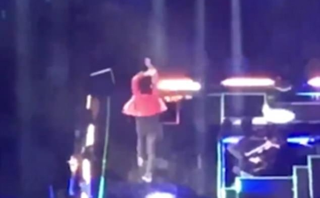 Clip ca si bi nga khi dang ho hao khan gia co vu hinh anh