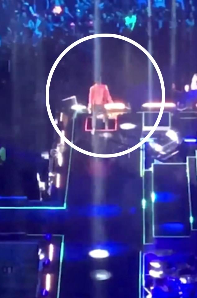 Nam ca sĩ Chile gãy xương sau khi ngã xuống hố ảnh 2 Nam ca si Chile gay xuong sau khi nga xuong ho anh 2