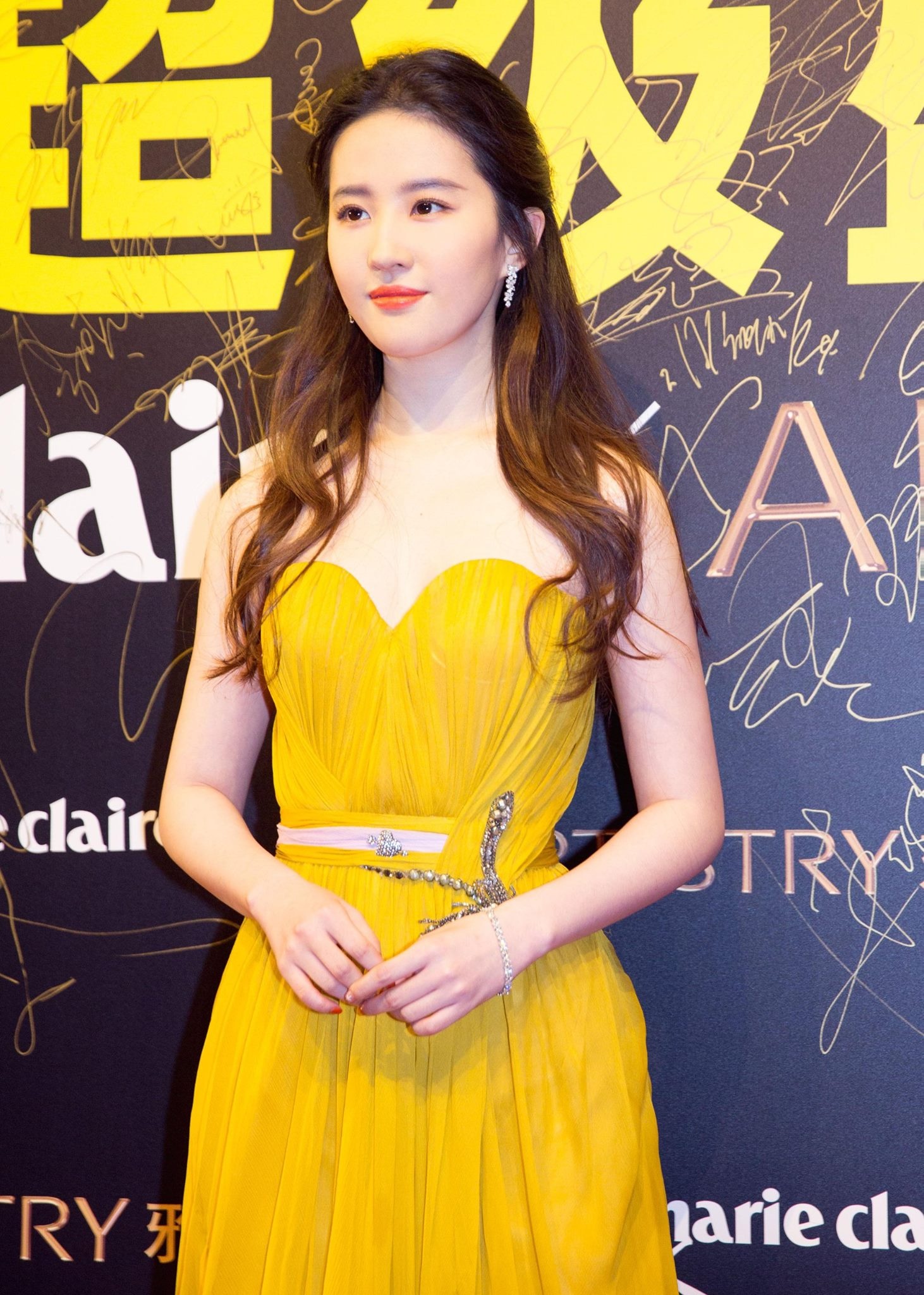 Dàn sao Trung Quốc mặc phong phanh dự thảm đỏ ảnh 4 Dan sao Trung Quoc mac phong phanh du tham do anh 4