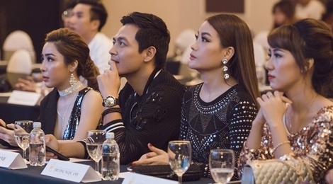 MC Phan Anh bo cham hoa hau, khong dong y voi top 5 ung xu hinh anh
