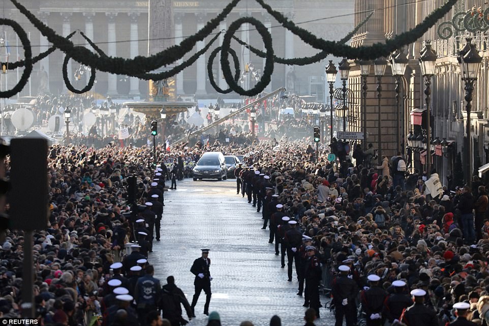 Clip doan xe va bien nguoi dua tien huyen thoai Johnny Hallyday hinh anh