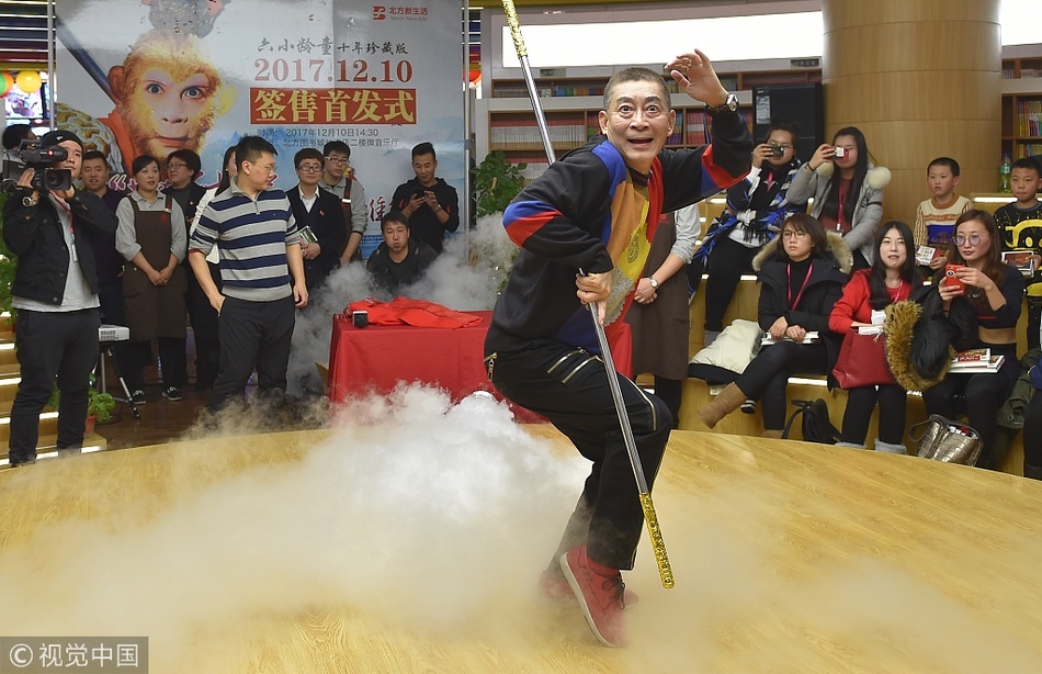 Lục Tiểu Linh Đồng lại múa gậy Như Ý kiếm tiền ảnh 1 Luc Tieu Linh Dong lai mua gay Nhu Y kiem tien anh 1