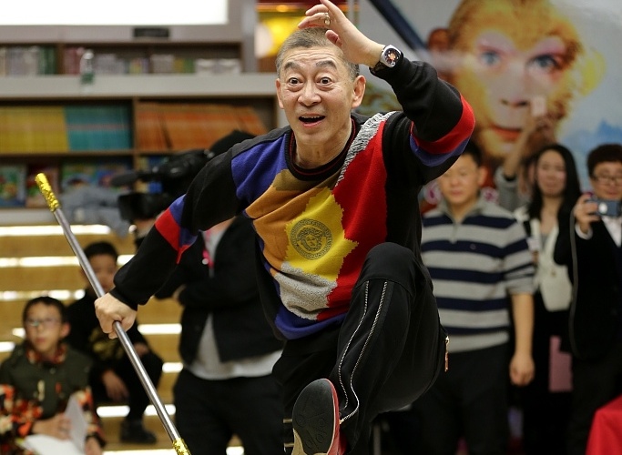 Lục Tiểu Linh Đồng lại múa gậy Như Ý kiếm tiền ảnh 2 Luc Tieu Linh Dong lai mua gay Nhu Y kiem tien anh 2