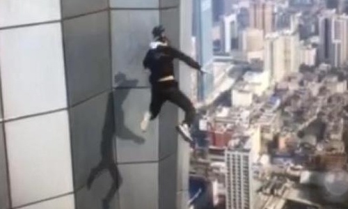 Clip tai nan khi nga tu tang 62 cua nam dien vien Trung Quoc hinh anh