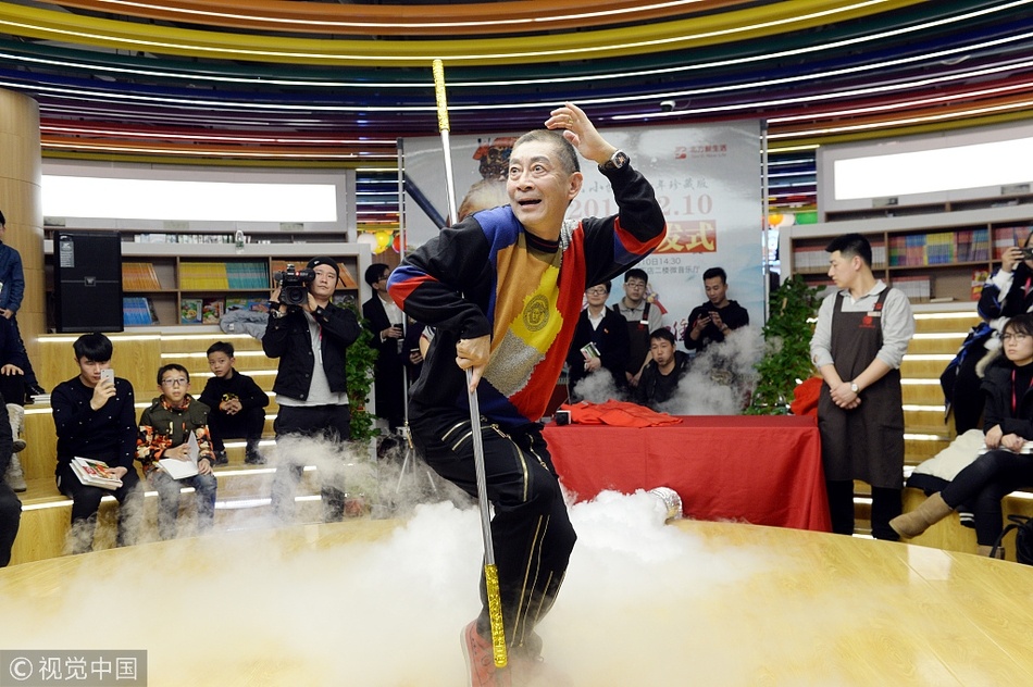 Lục Tiểu Linh Đồng lại múa gậy Như Ý kiếm tiền ảnh 3 Luc Tieu Linh Dong lai mua gay Nhu Y kiem tien anh 3