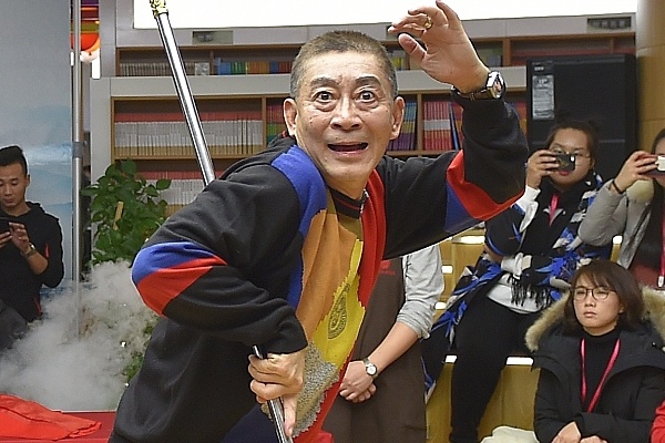 Dan mang chan ngan khi Luc Tieu Linh Dong lai mua gay Nhu Y kiem tien hinh anh