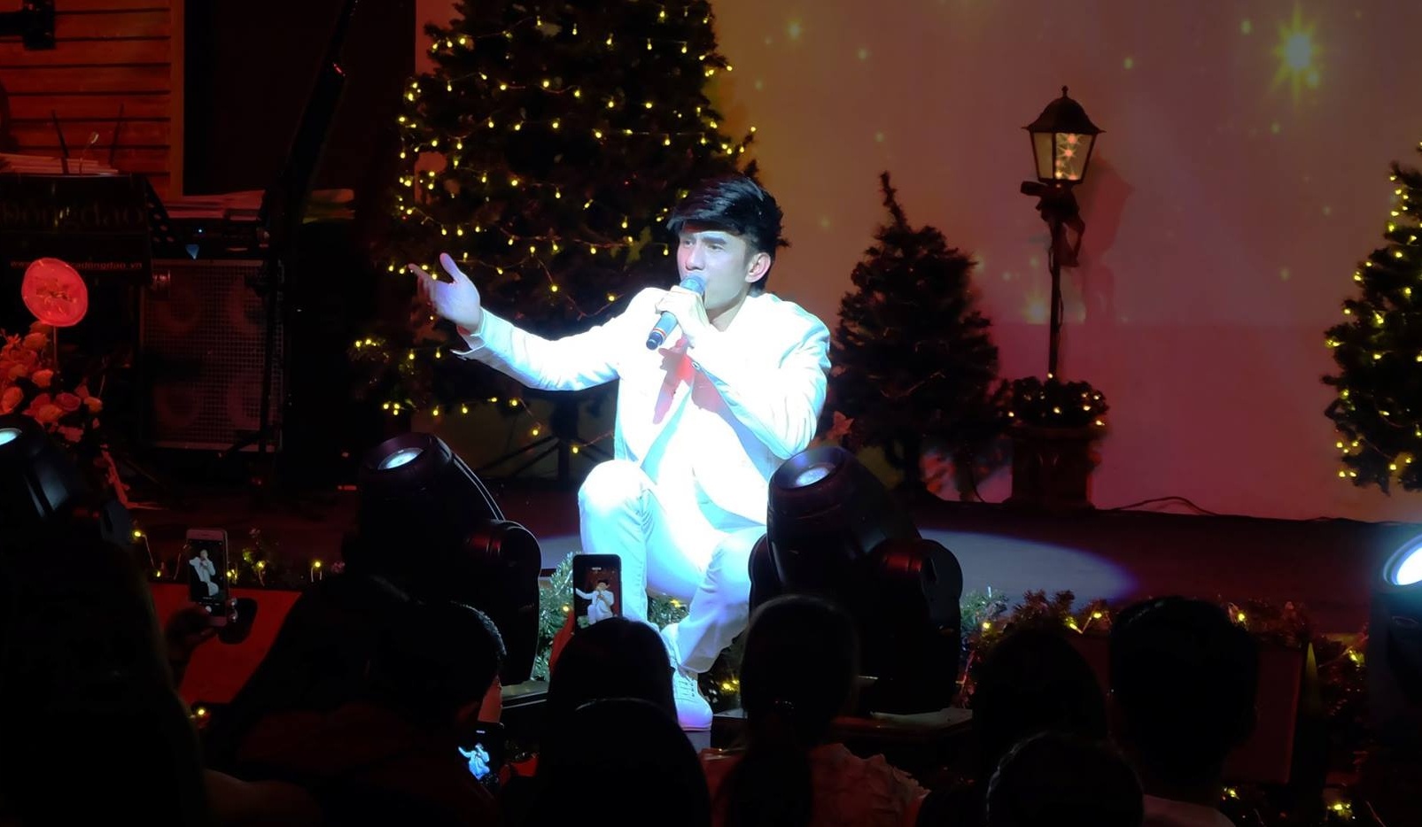 Clip Dan Truong hat loat ca khuc hit hien nay hinh anh