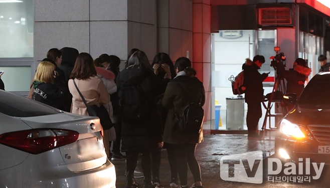 Clip ben ngoai benh vien noi Jong Hyun (SHINee) dang yen nghi hinh anh