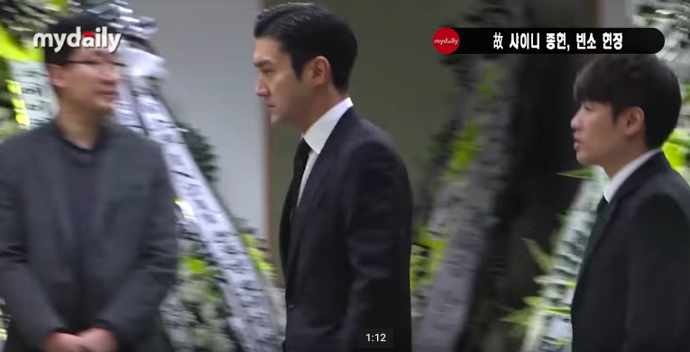 Nghe si Kpop lang nguoi khi den vieng Jong Hyun hinh anh