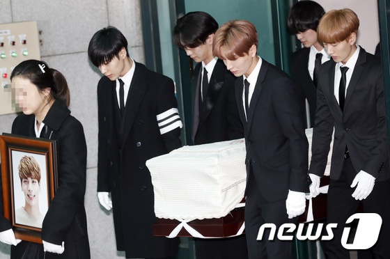 Clip chi gai va nghe si Han khoc tien dua Jong Hyun vao sang 21/12 hinh anh