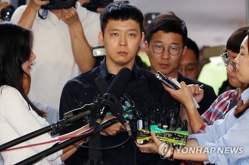 Co gai to bi Yoochun (JYJ) cuong hiep duoc xu vo toi hinh anh