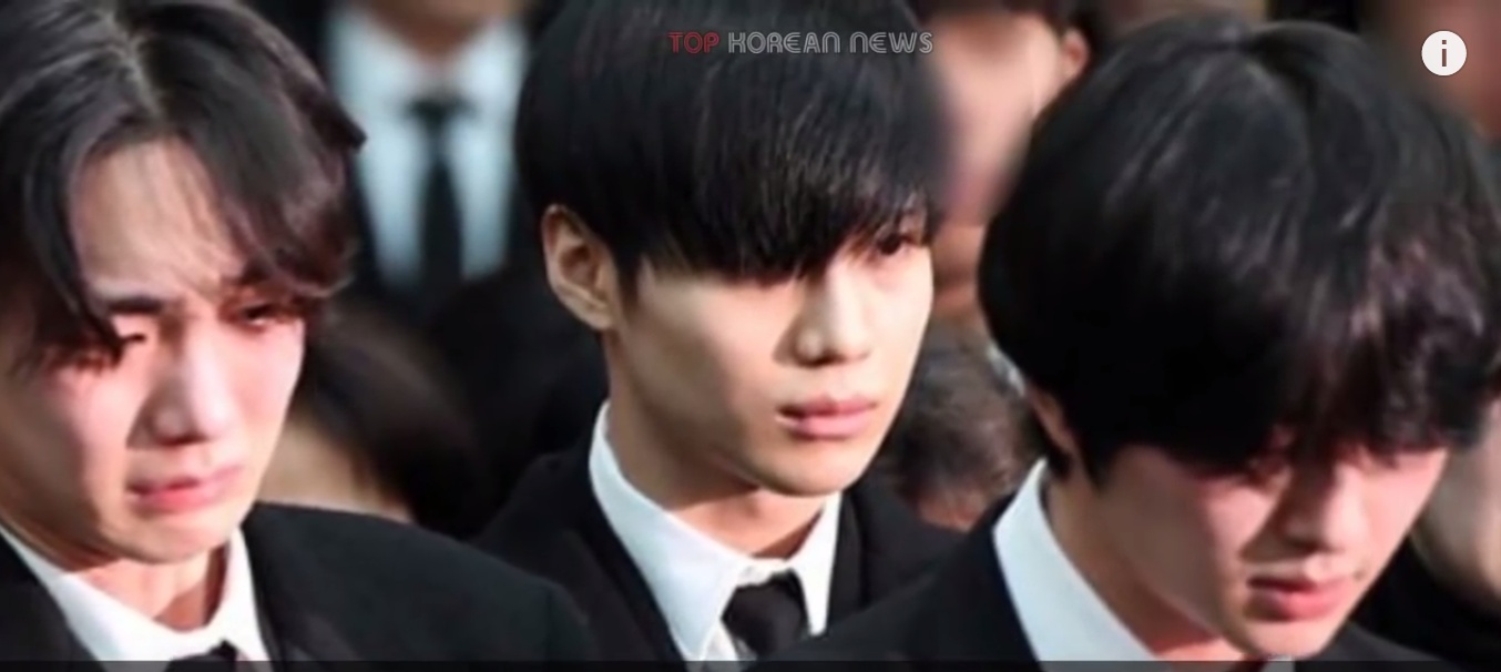 Clip IU khoc va Yunho het lon ten Jong Hyun (SHINee) tai dem dien hinh anh