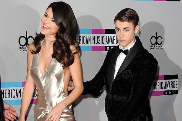 Selena Gomez va Justin Bieber cung tri lieu tam ly voi muc su hinh anh