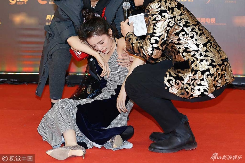 Clip nu dien vien Trung Quoc ngat xiu vi mac ho giua troi ret hinh anh