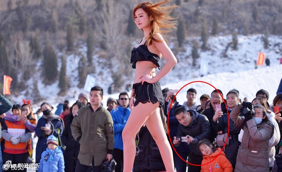 Thi sinh cuoc thi nhan sac Trung Quoc trinh dien bikini noi bang tuyet hinh anh