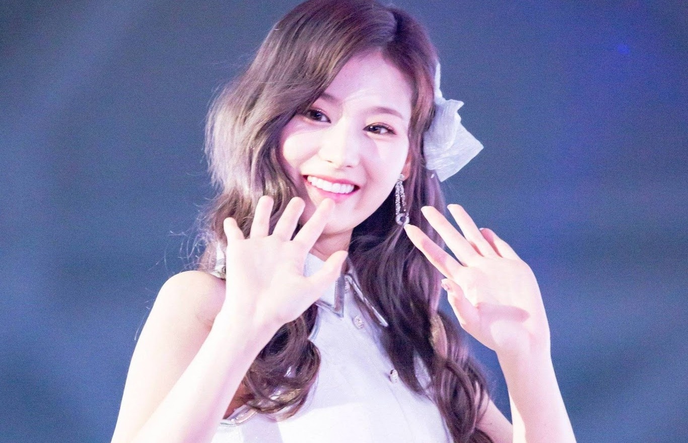 Thanh vien nhom TWICE xu ly la khi gap su co phu kien tren san khau hinh anh