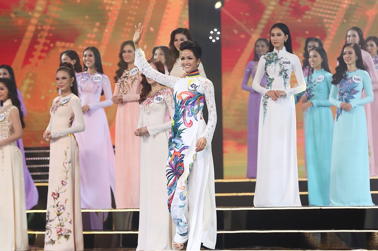 H'hen Nie dang quang Hoa hau Hoan vu Viet Nam 2017 anh 10