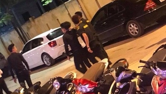 Clip Duy Manh bi khan gia dam tren san khau hinh anh