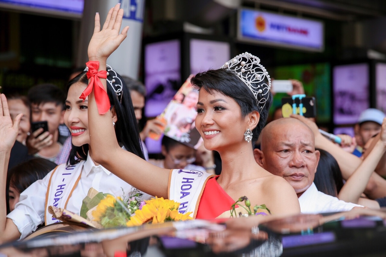 Hoa hau H'Hen Nie: 'Me toi goi hoa hau la giai dac biet' hinh anh