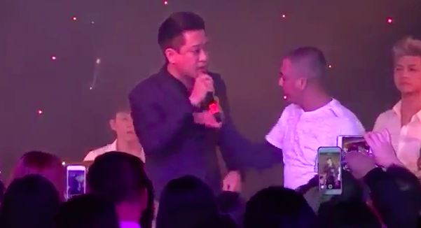 Clip khan gia giat micro khi Tuan Hung dang bieu dien hinh anh