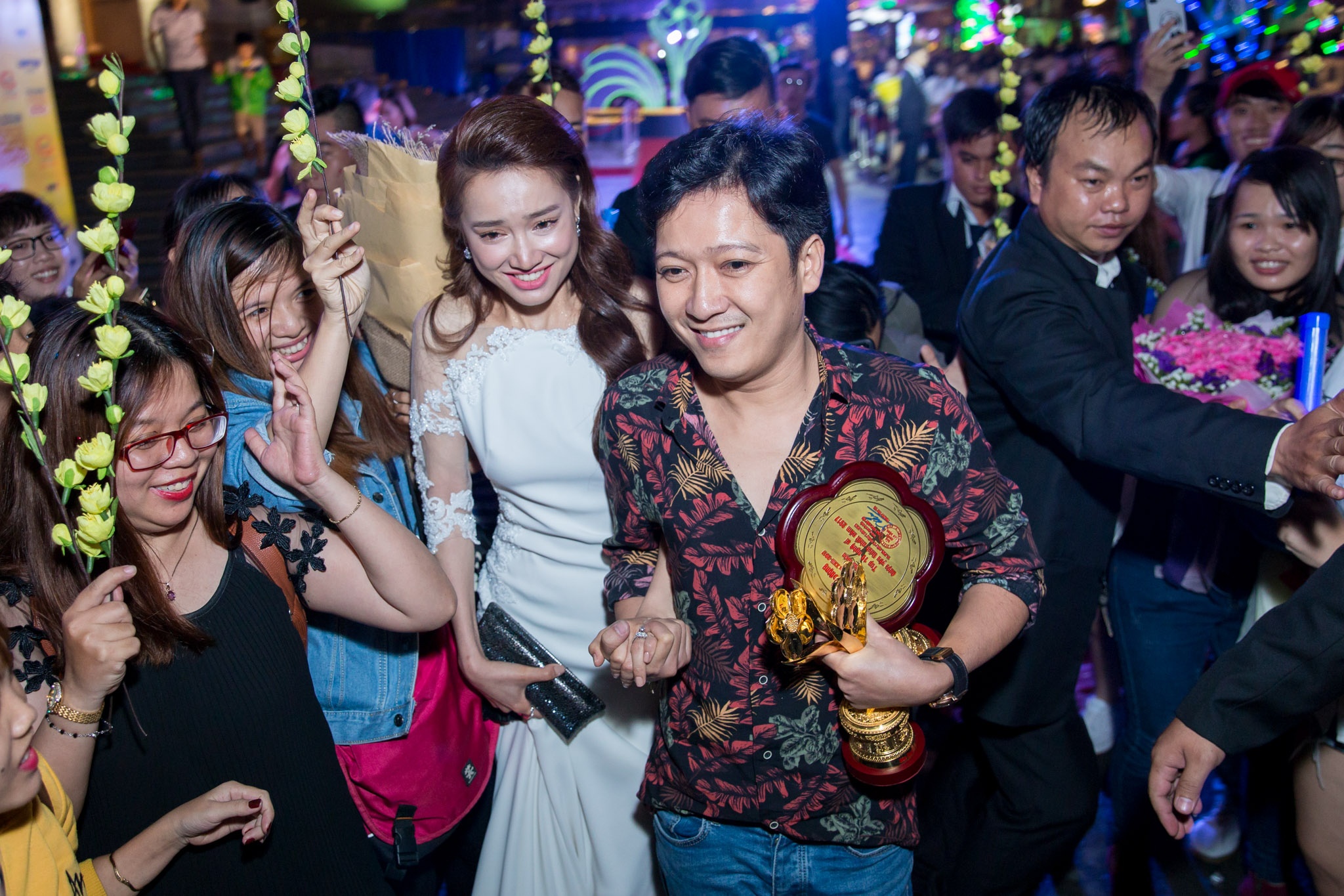 Clip Truong Giang dua Nha Phuong ra ve sau man cau hon hinh anh