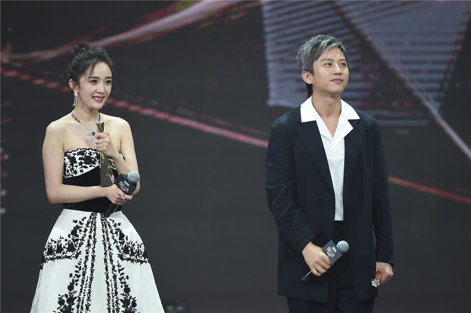 Clip Duong Mich, Dang Sieu nhan giai lon tai Weibo hinh anh