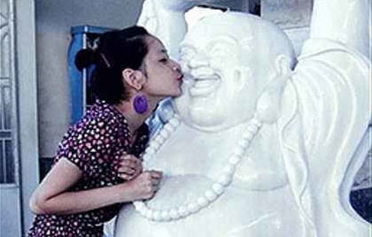 Chi Pu xin loi sau loat anh ben tuong Phat gay tranh cai hinh anh