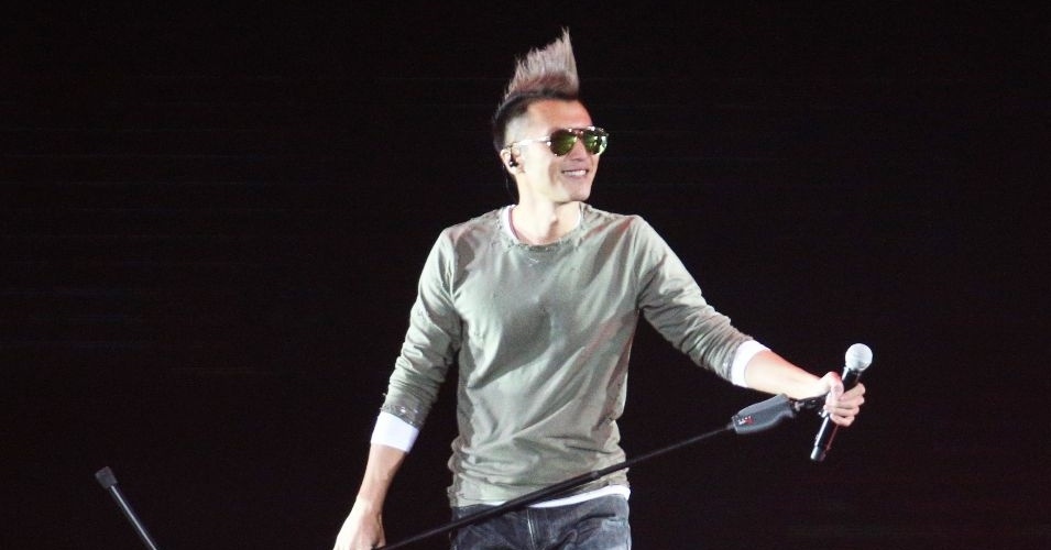 Ta Dinh Phong dung ban la ui toc anh 2