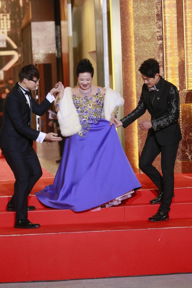 Dan sao TVB tren tham do anh 9